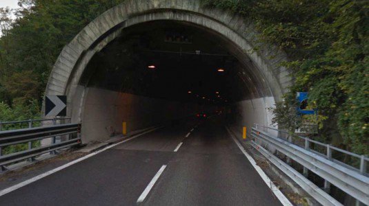 Messina, scontro fra camion in galleria: due feriti