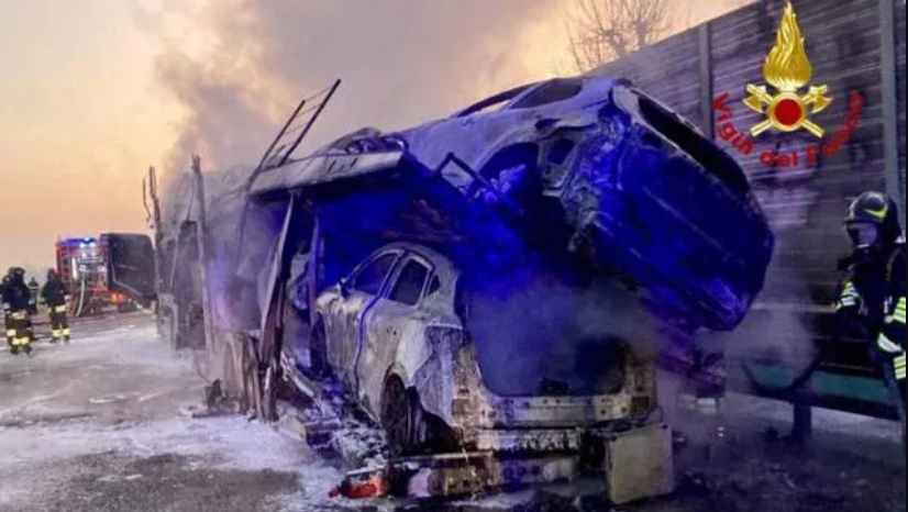 Bisarca a fuoco, le terribili immagini dell’incendio sull’autostrada A21