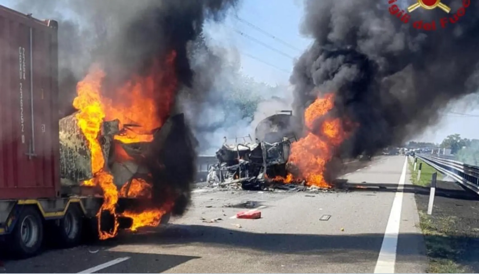 Bisarca a fuoco, le terribili immagini dell’incendio sull’autostrada A21