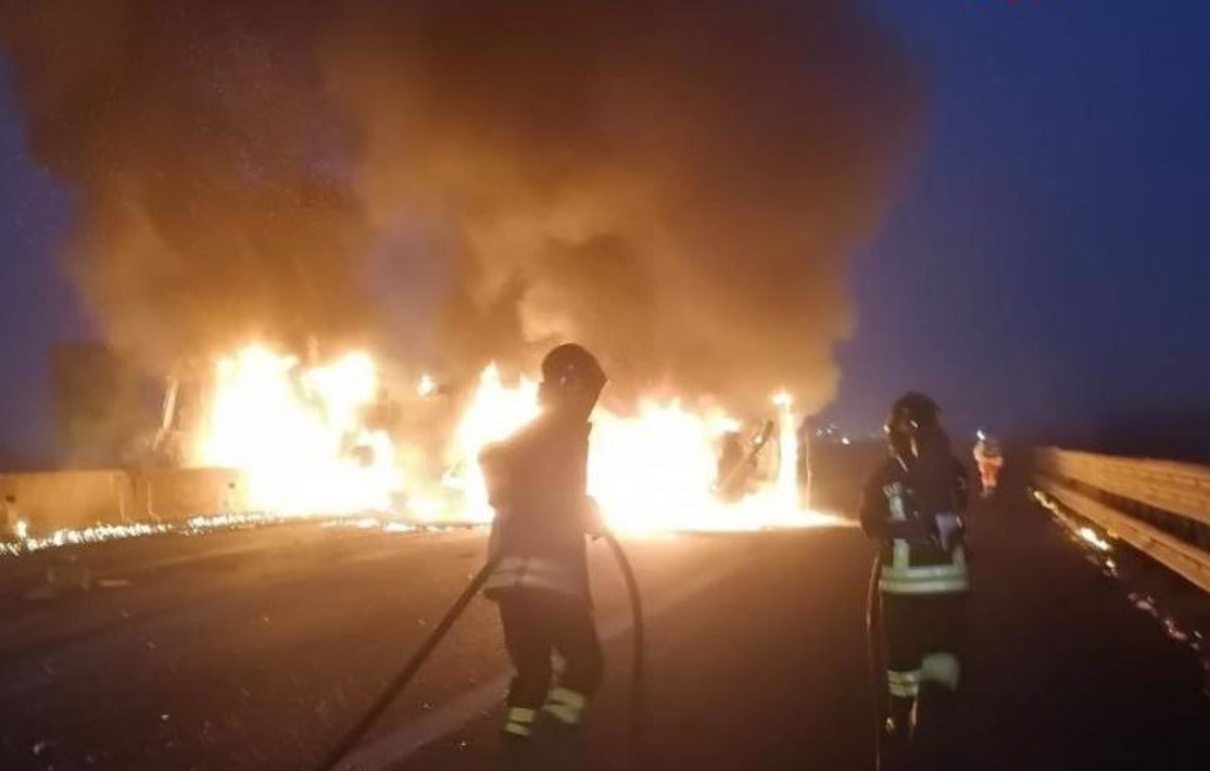 Bisarca a fuoco, le terribili immagini dell’incendio sull’autostrada A21