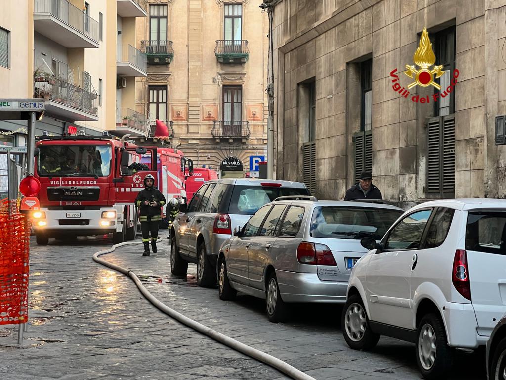 Galleria foto 'Catania tormentata dagli incendi: a fuoco un’altra abitazione in via del Gargano' - foto 2