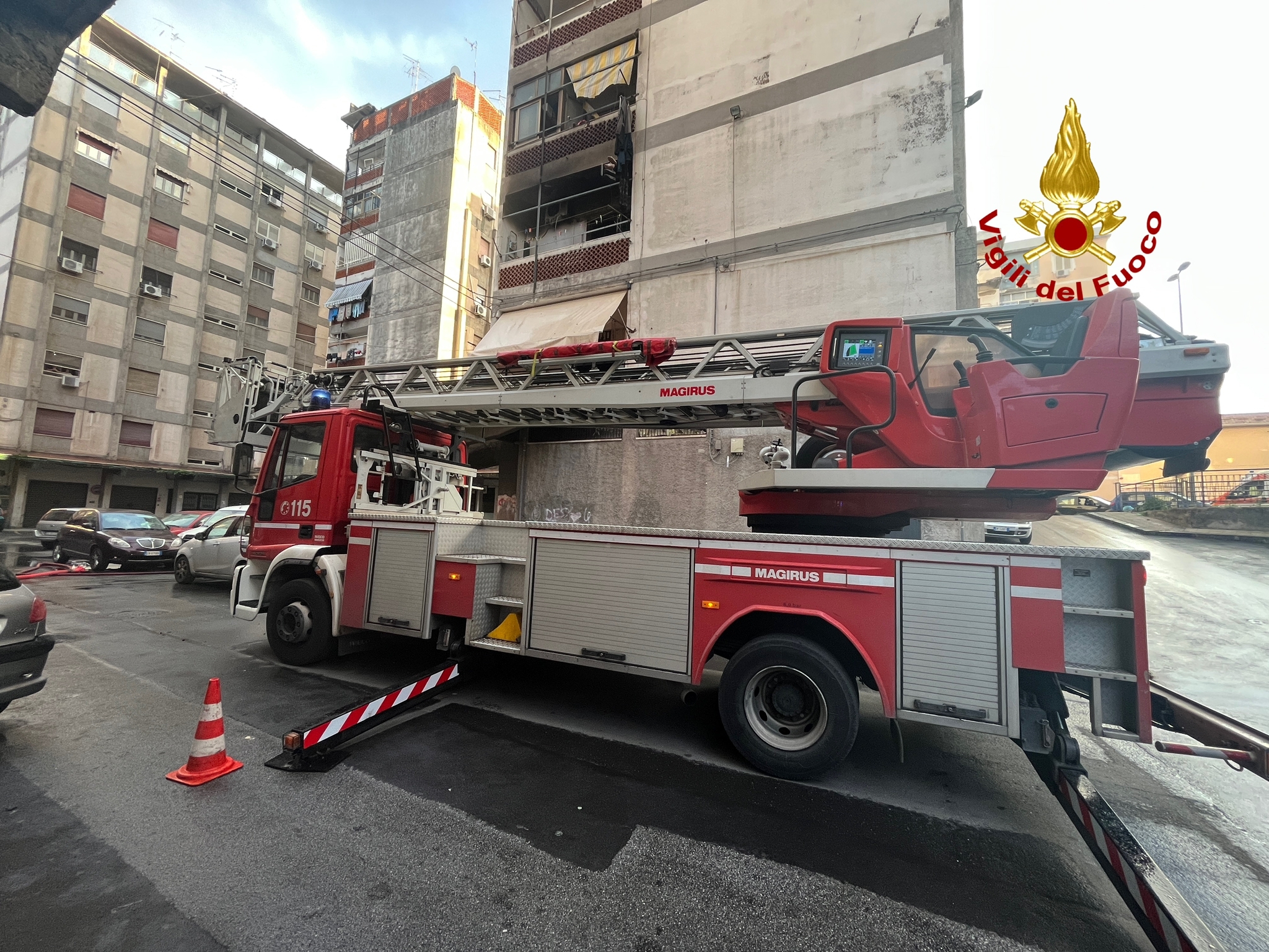 Incendio in un’abitazione a Catania, evacuate nove persone