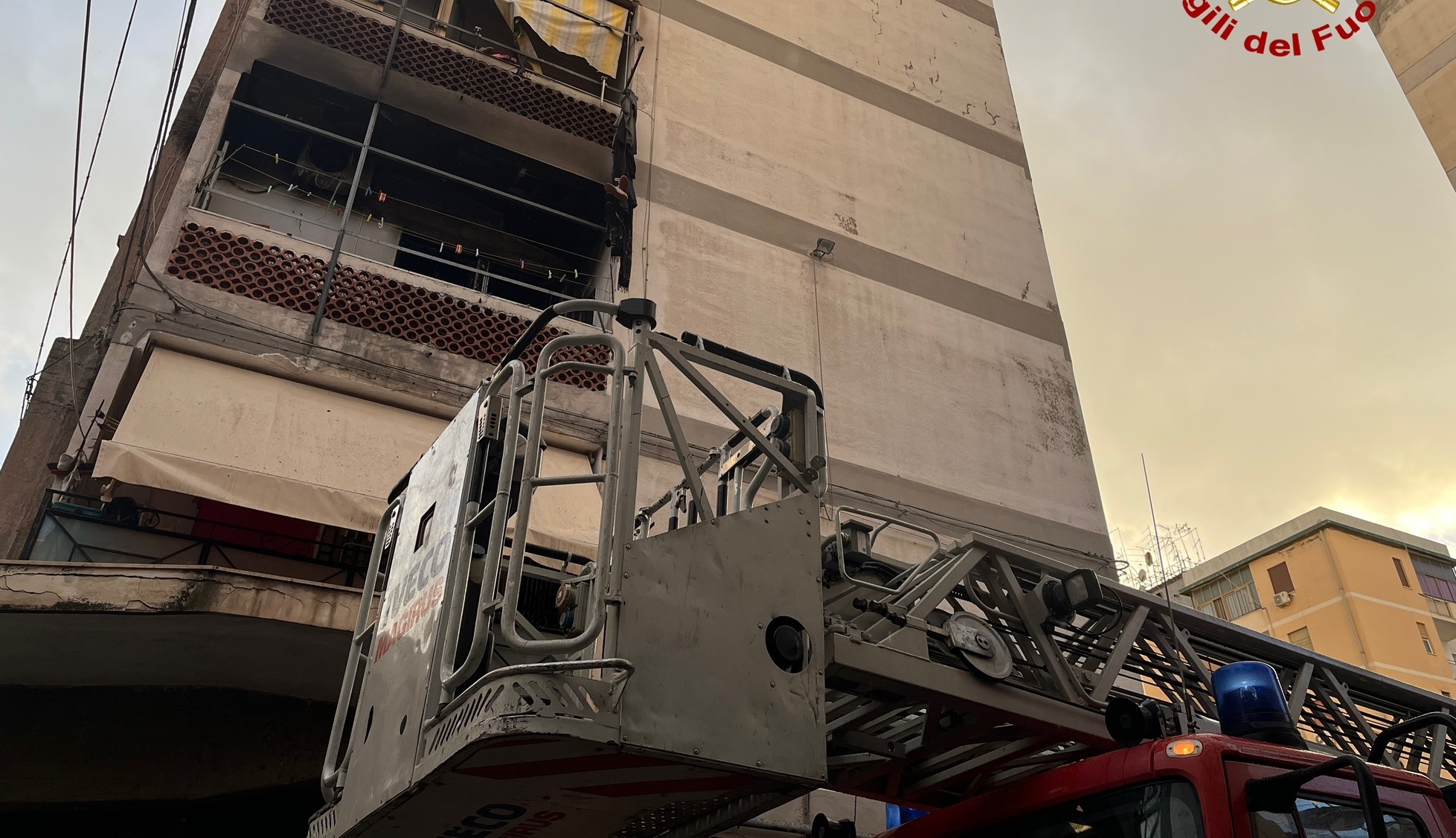 Incendio in un’abitazione a Catania, evacuate nove persone