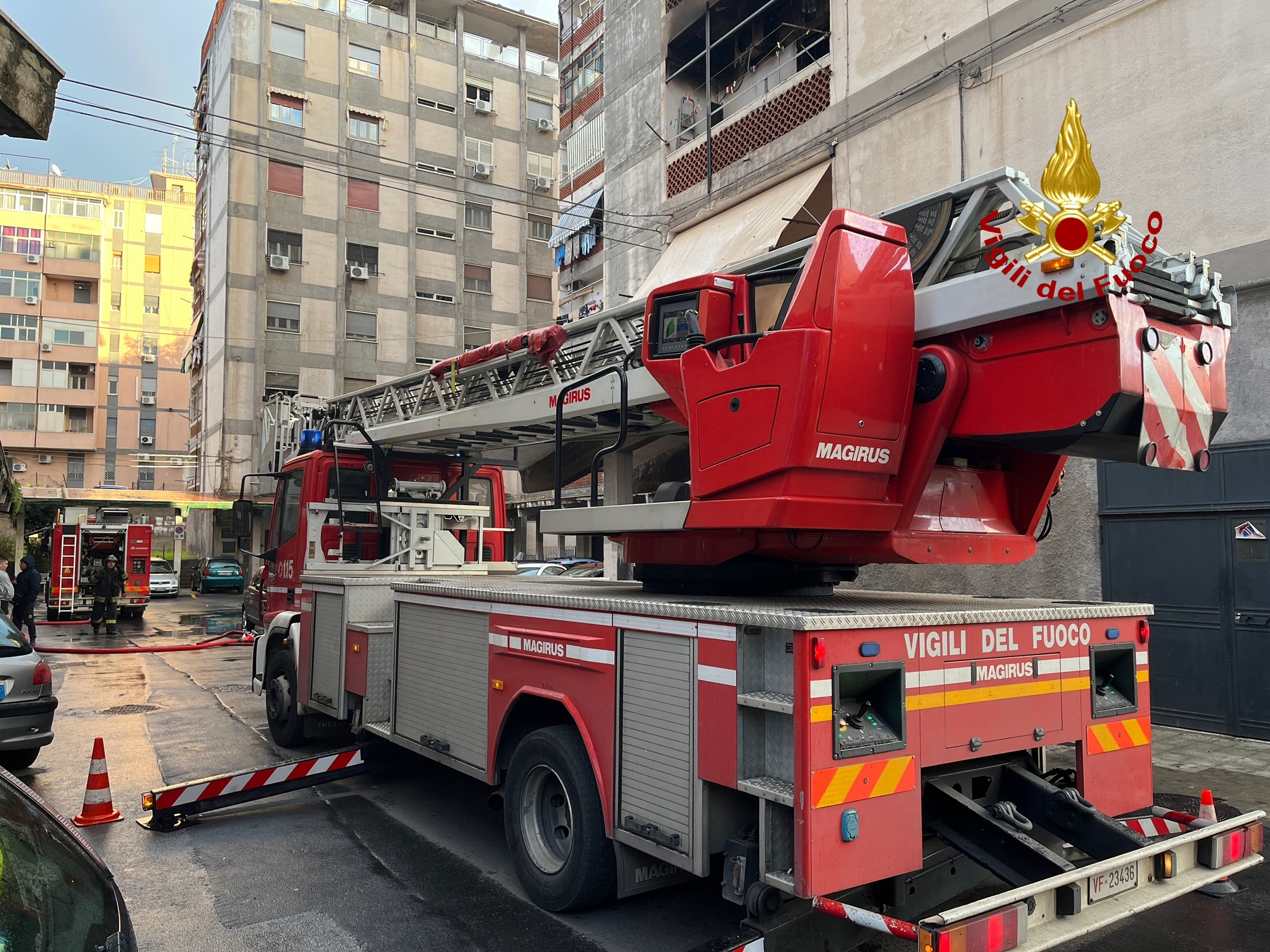 Incendio in un’abitazione a Catania, evacuate nove persone