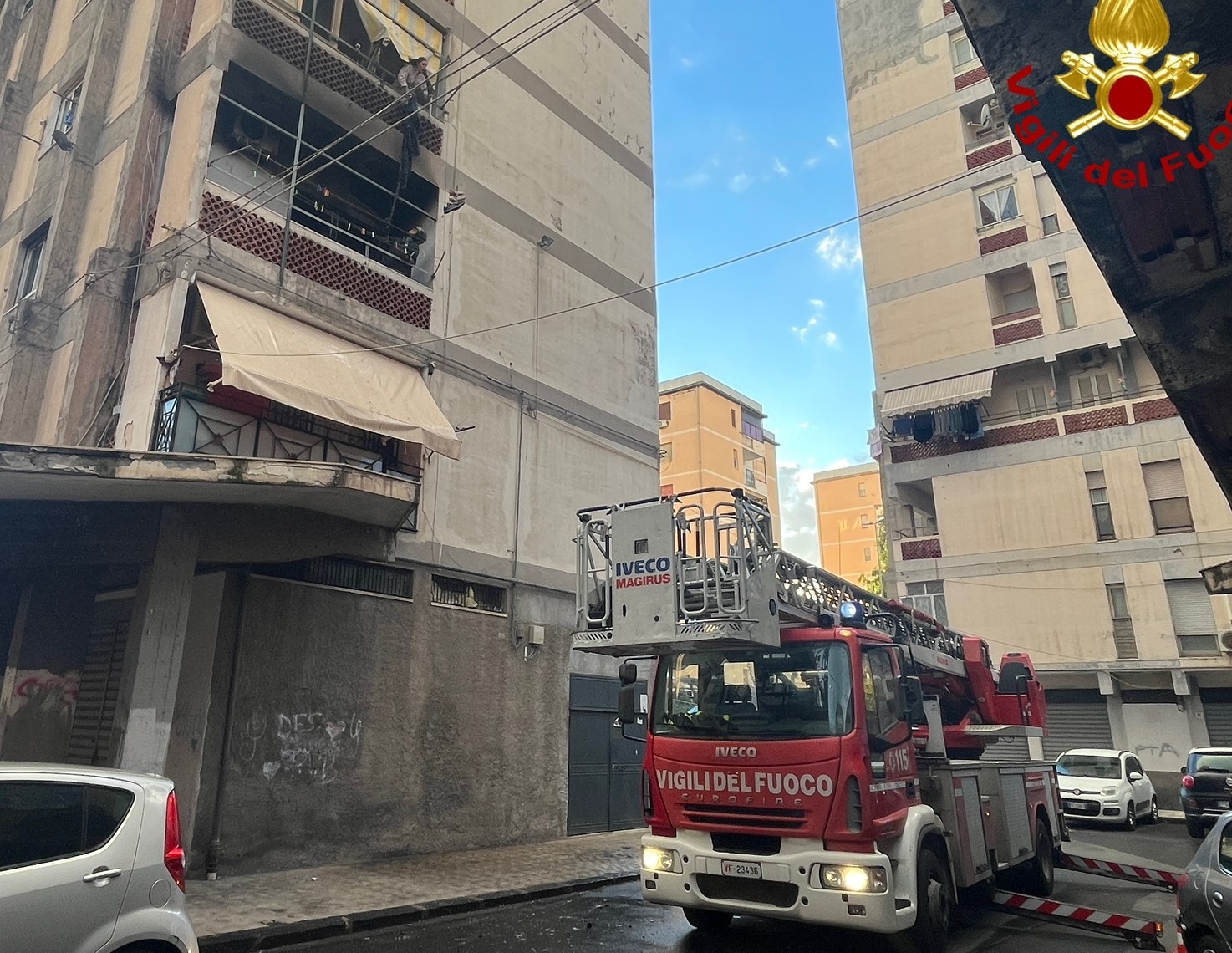 Incendio in un’abitazione a Catania, evacuate nove persone