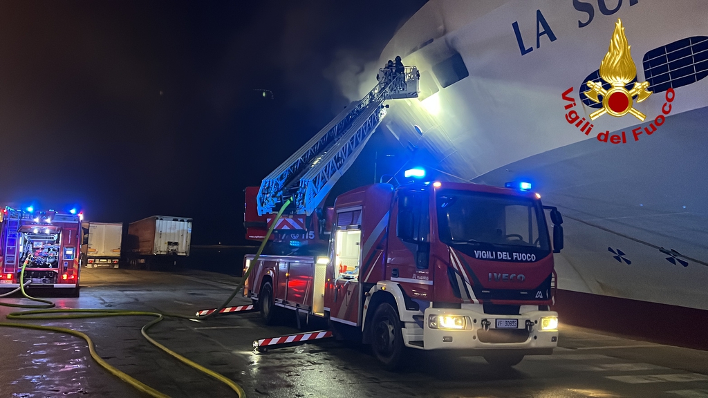 Incendio a bordo della nave Palermo-Napoli, tanta paura ma nessun ferito