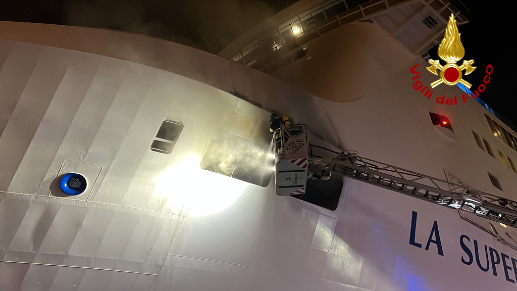 Incendio a bordo della nave Palermo-Napoli, tanta paura ma nessun ferito