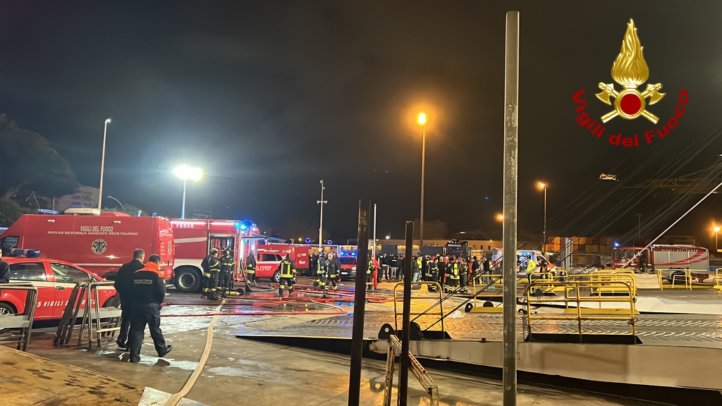 Incendio a bordo della nave Palermo-Napoli, tanta paura ma nessun ferito