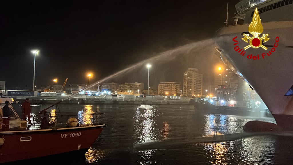 Incendio a bordo della nave Palermo-Napoli, tanta paura ma nessun ferito