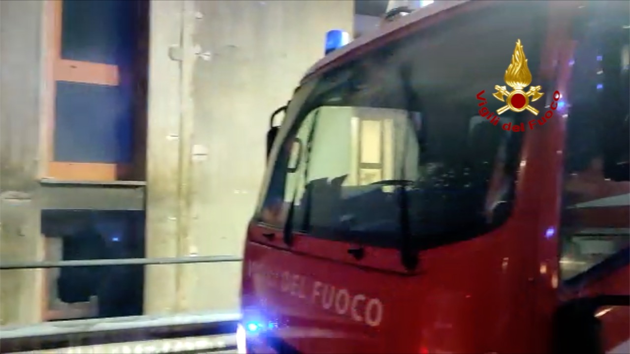 Messina, uomo appicca incendio all’ospedale Papardo: vano ascensore in fiamme