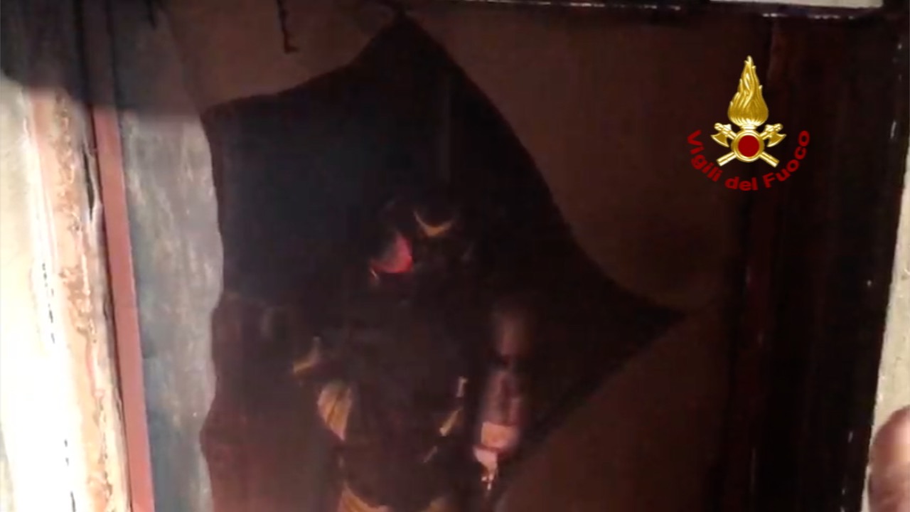 Messina, uomo appicca incendio all’ospedale Papardo: vano ascensore in fiamme