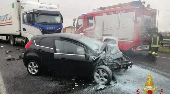 Estrae vittima di incidente da auto in fiamme: autista eroe sventa tragedia