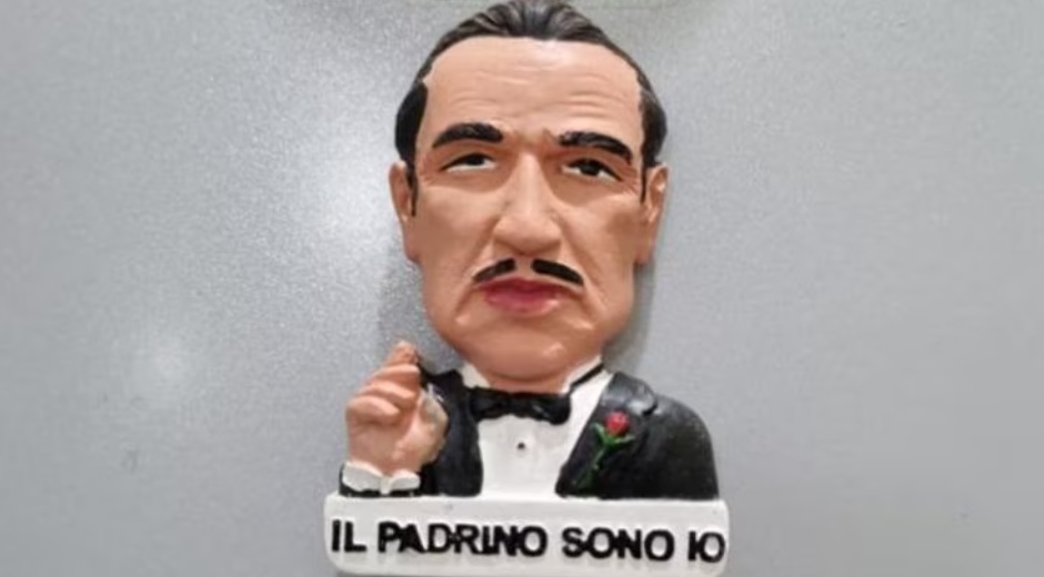 Messina Denaro: nel covo trovato un magnete sul frigo con scritta “Il padrino sono io”