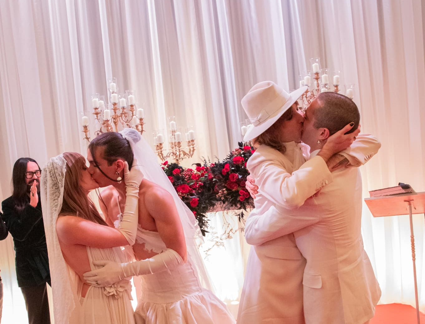 I Maneskin si sono “sposati”: look total white e rose rosse