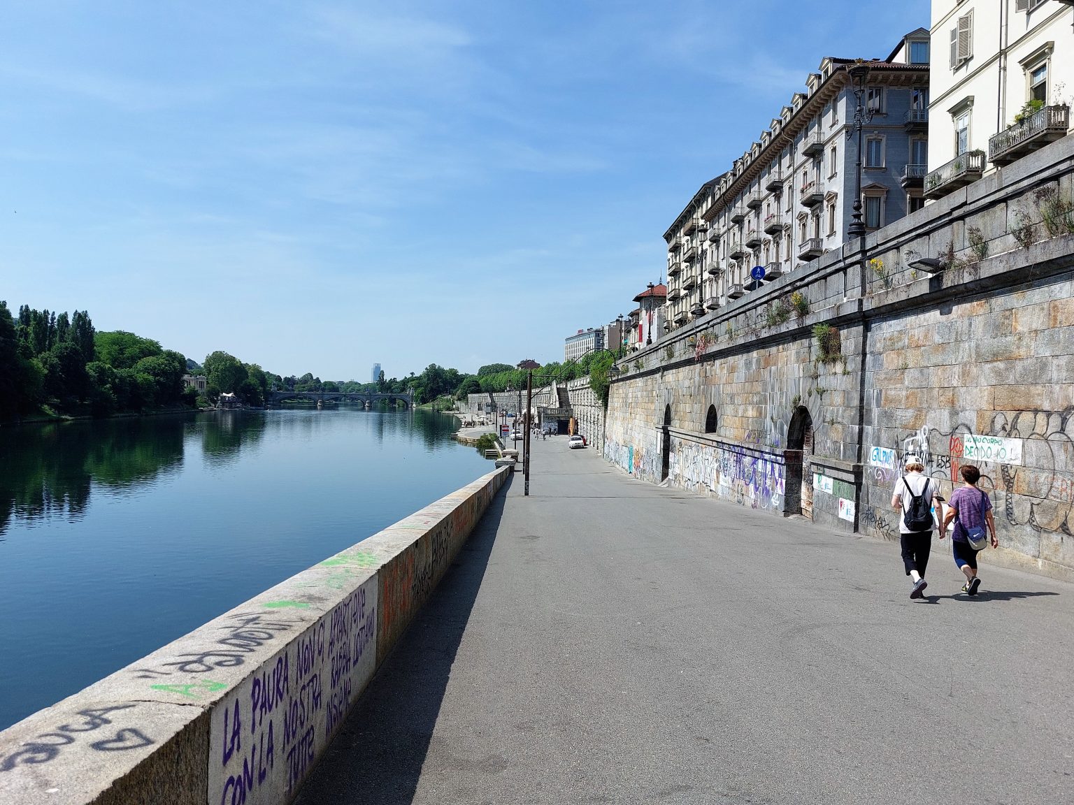 Colpito da bicicletta lanciata da terrazza sul Po, 23enne palermitano in prognosi riservata