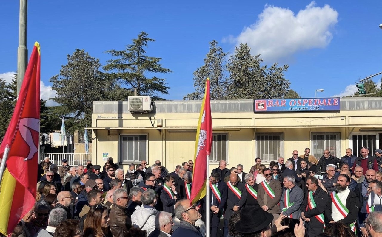 Caltagirone: sindaci e cittadini in ospedale per chiedere la sopravvivenza dei reparti