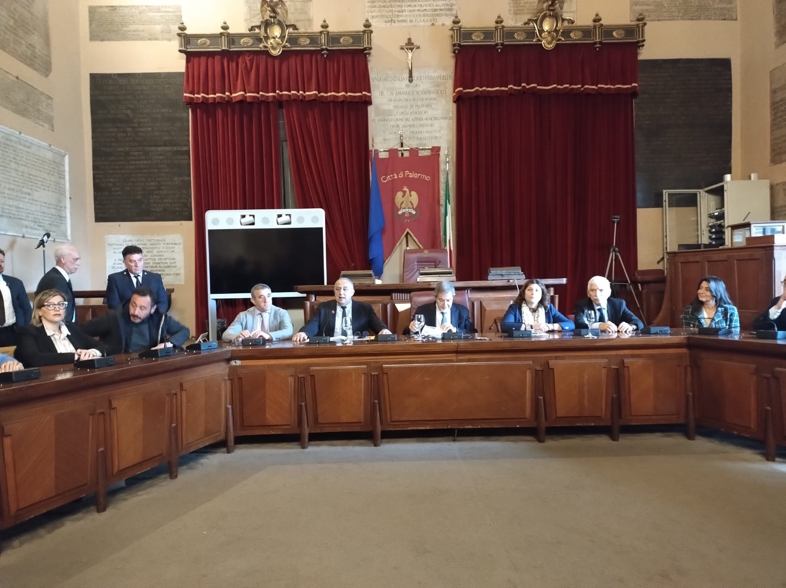 Palermo, bare esposte al cimitero dei Rotoli, Lagalla: “La fine dell’emergenza nel 2023”