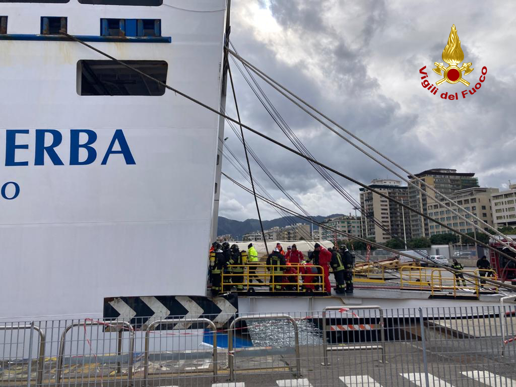 Incendio traghetto a Palermo, prosegue monitoraggio temperature del ponte 4 Incendio traghetto a Palermo, prosegue monitoraggio temperature del ponte 4