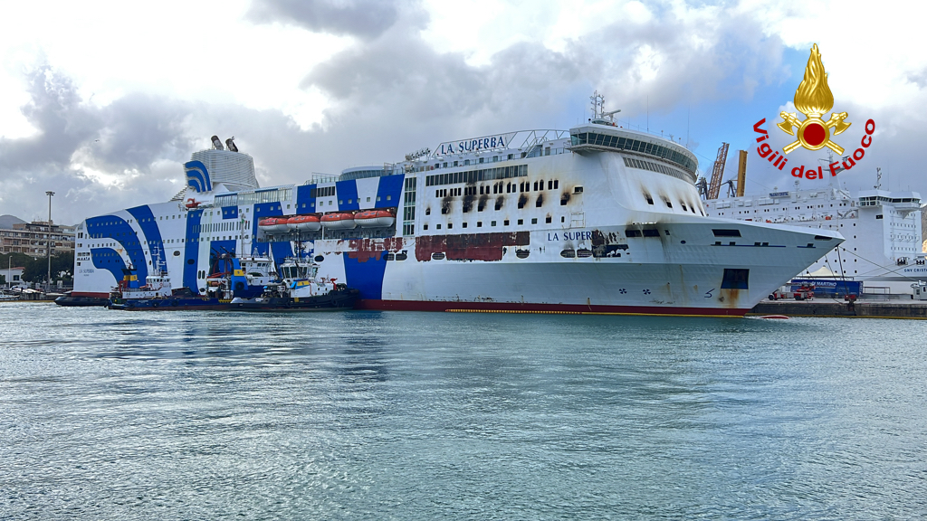 Incendio traghetto a Palermo, prosegue monitoraggio temperature del ponte 4