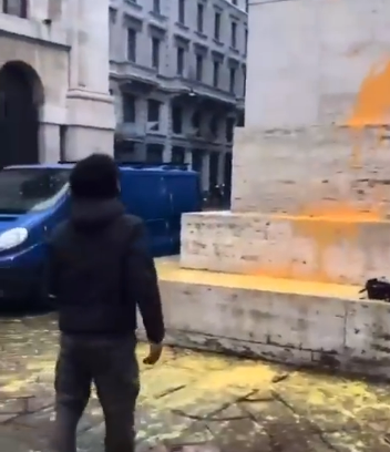 Milano, nuovo blitz ambientalisti: imbrattato “Il Dito di Cattelan”