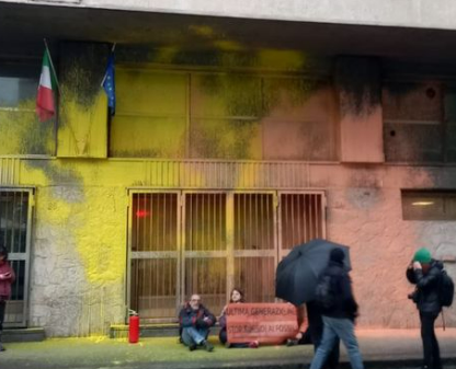 Nuovo blitz ambientalisti “Ultima generazione”: vernice su sede regionale Mef a Firenze