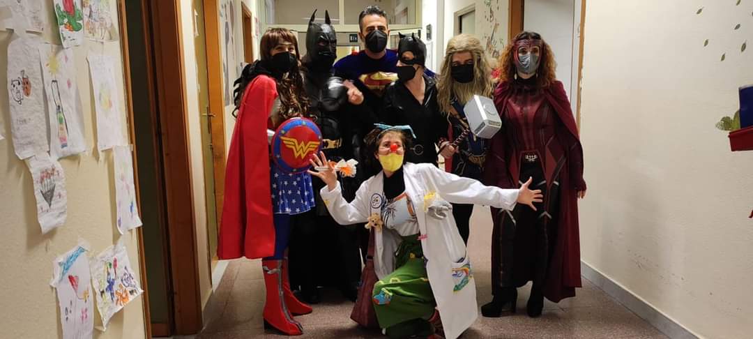 Pompieri e supereroi portano i regali ai bambini dell’ospedale di Siracusa Pompieri e supereroi portano i regali ai bambini dell’ospedale di Siracusa