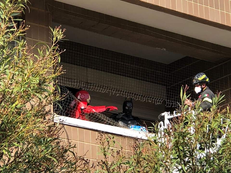 Pompieri e supereroi portano i regali ai bambini dell’ospedale di Siracusa Pompieri e supereroi portano i regali ai bambini dell’ospedale di Siracusa