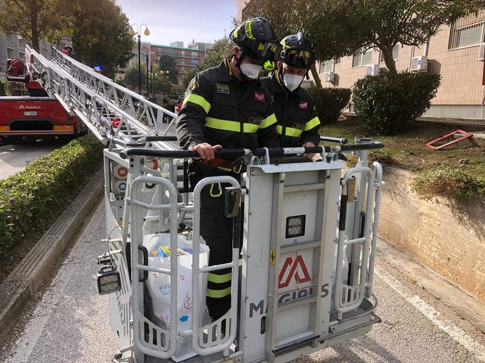 Pompieri e supereroi portano i regali ai bambini dell’ospedale di Siracusa Pompieri e supereroi portano i regali ai bambini dell’ospedale di Siracusa