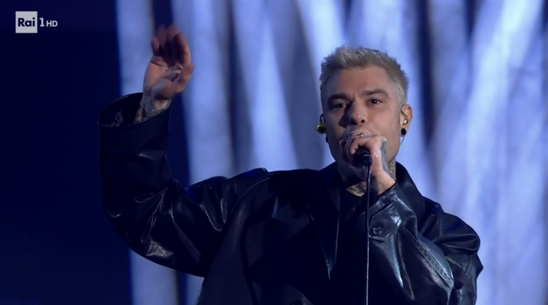Sanremo 2023, Fedez senza freni attacca il Governo e strappa la foto del viceministro in diretta