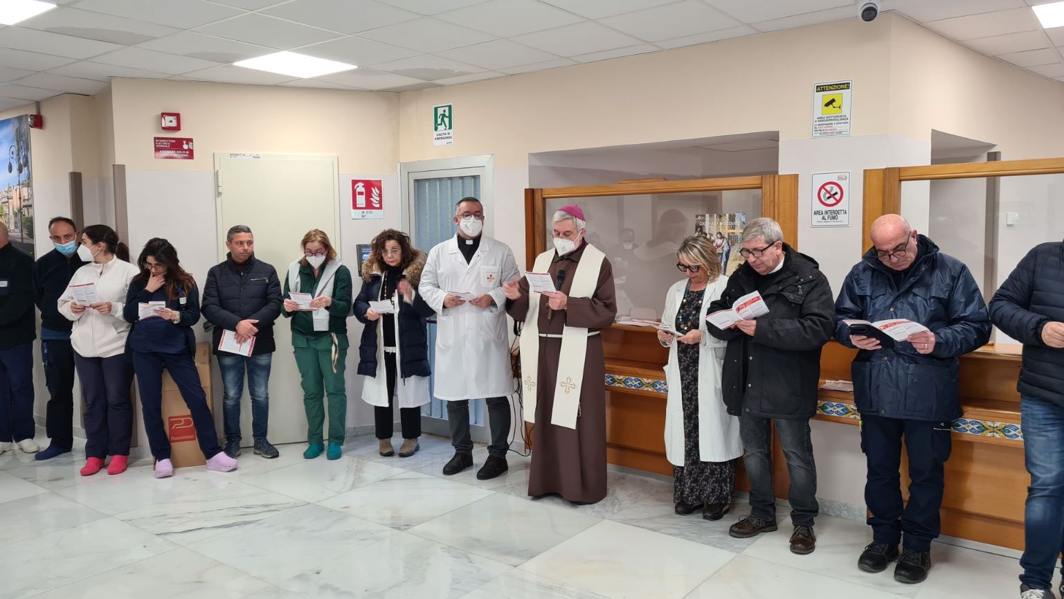 Il vescovo di Caltagirone visita l’ospedale Gravina