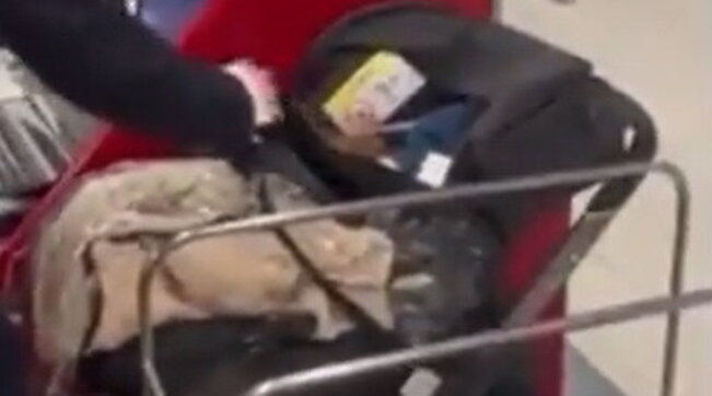 Non vogliono pagare biglietto per il figlio neonato: lo abbandonano al check-in e s’imbarcano