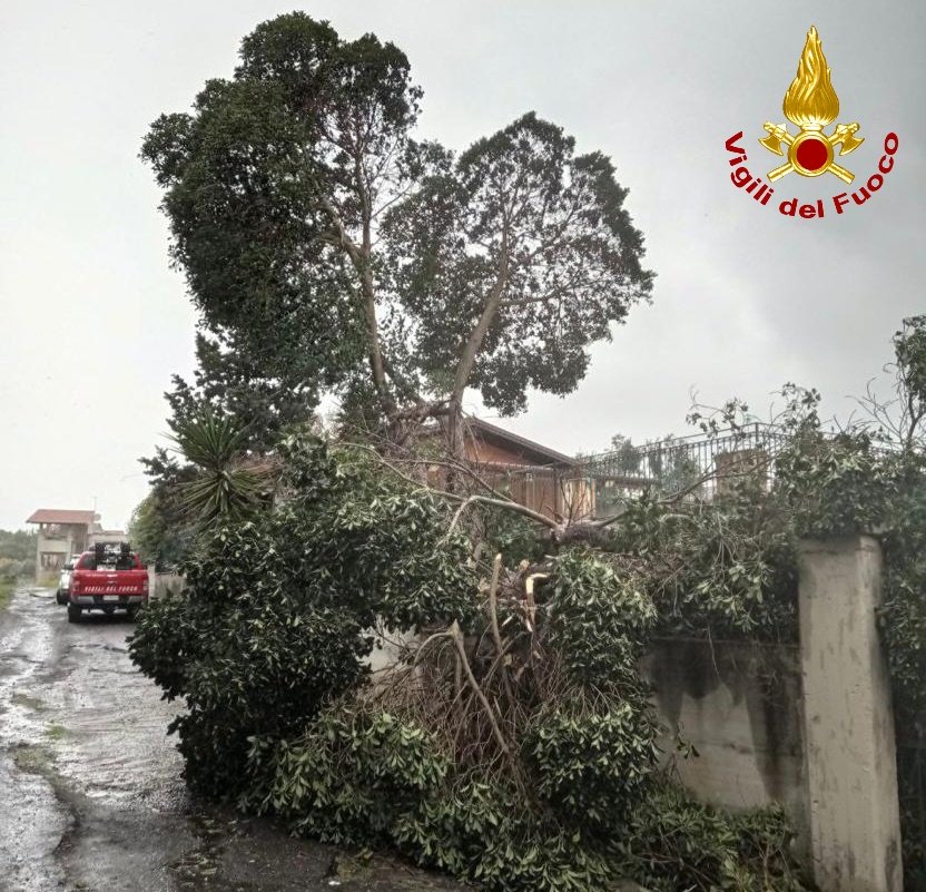 Dal vento incessante agli allagamenti, Sicilia “devastata” dal maltempo – FOTO