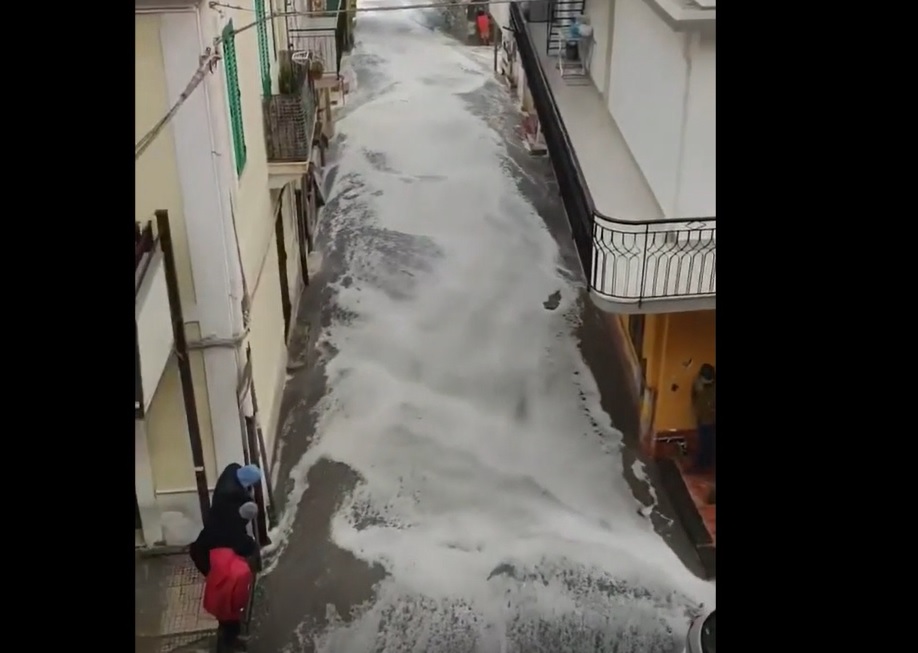 Maltempo, Scaletta Zanclea totalmente allagata: “Situazione critica” – VIDEO