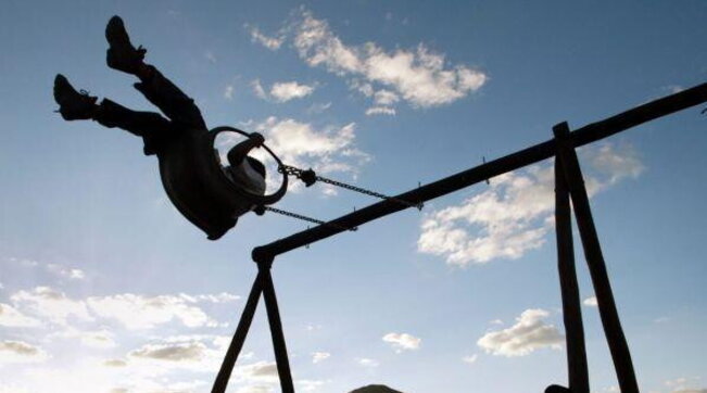 12enne trovato morto nel cortile di casa: ipotesi malore o caduta