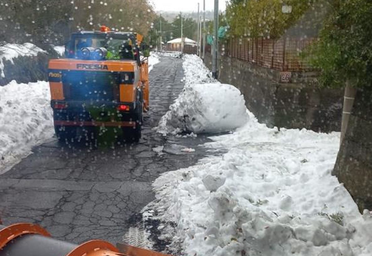Traffico bloccato sulla Statale 116, neve e mezzi pesanti senza catene