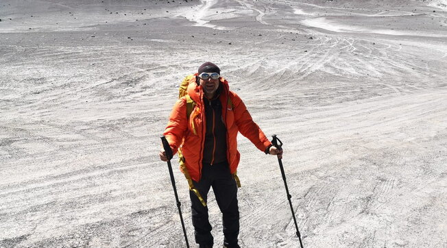 Sconfigge leucemia e scala la vetta del vulcano più alto del mondo: la commovente storia di un 55enne