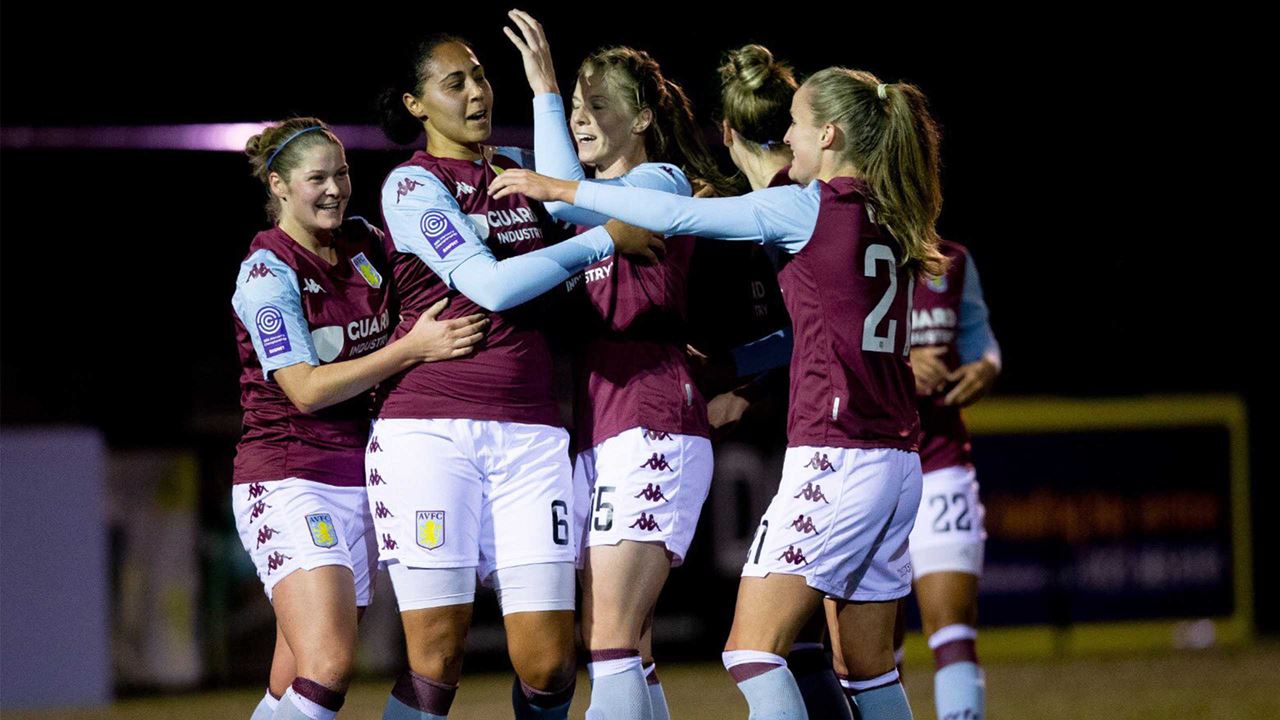 Messaggi hot alle sue calciatrici: allenatore finisce sotto inchiesta