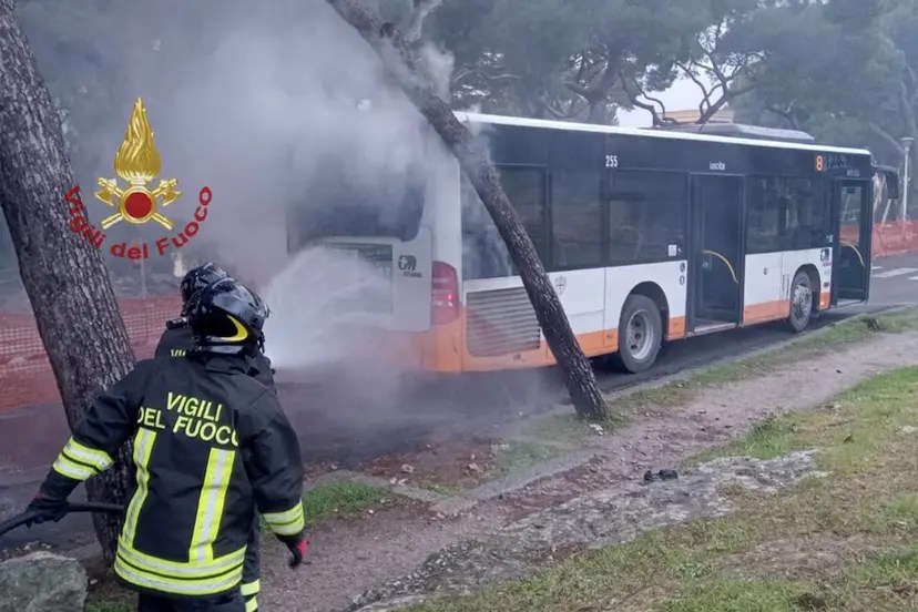Autobus prende fuoco: autista eroe salva i passeggeri