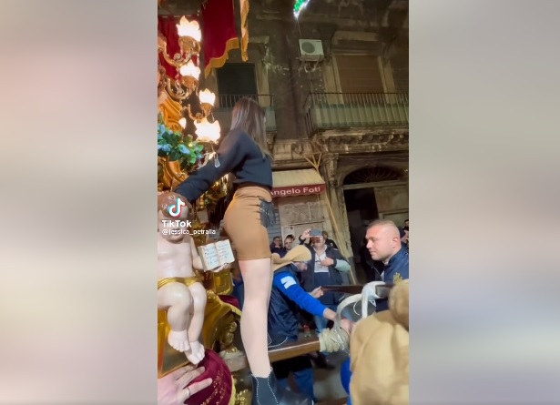 “Ma è la Festa di Sant’Agata o il Carnevale?”, a Catania una ragazza balla sulla candelora: il VIDEO