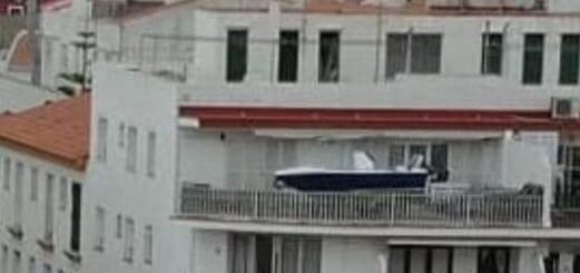 Ormeggiare una barca sul balcone di casa? Si può: “Così risparmio 70 euro”