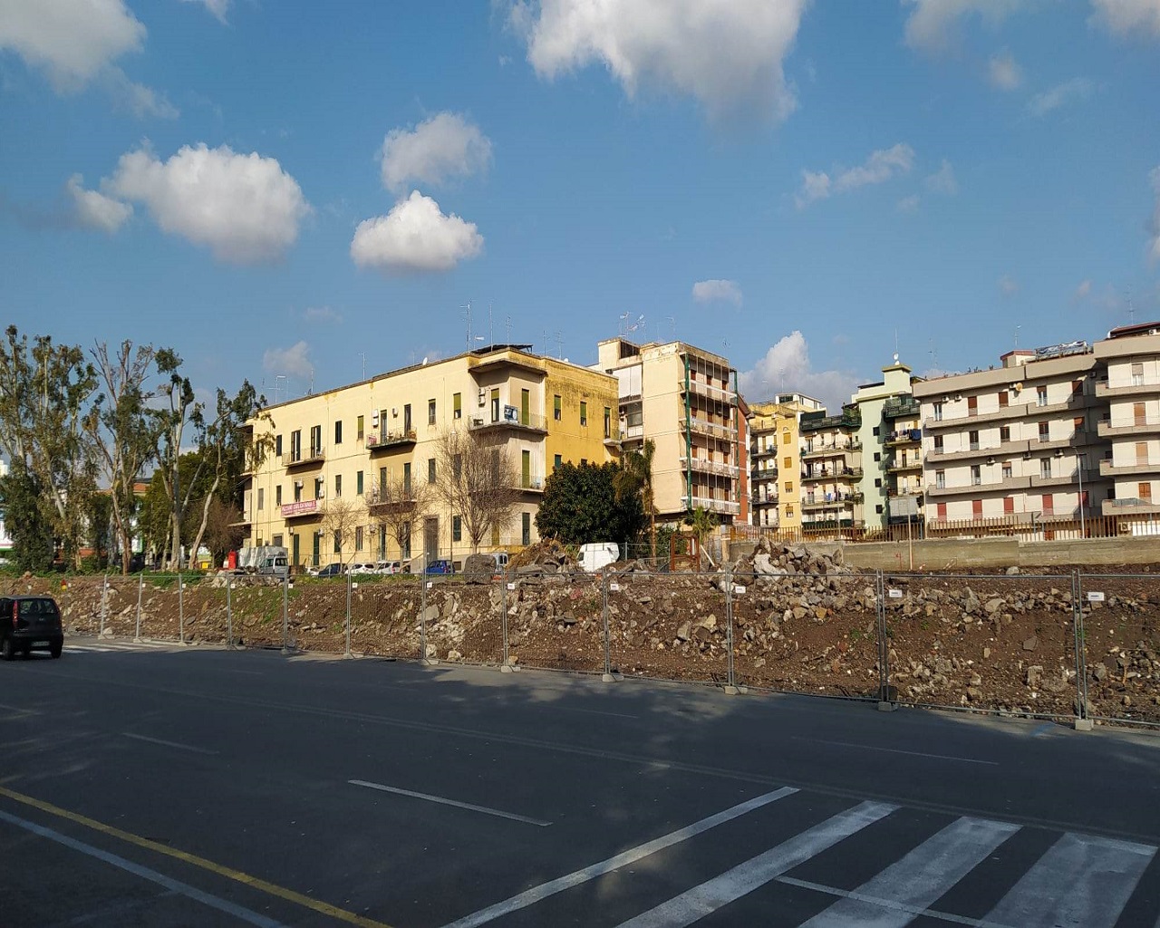 Parcheggio impossibile, il cantiere e le barriere in strada in viale Raffaello Sanzio – FOTO