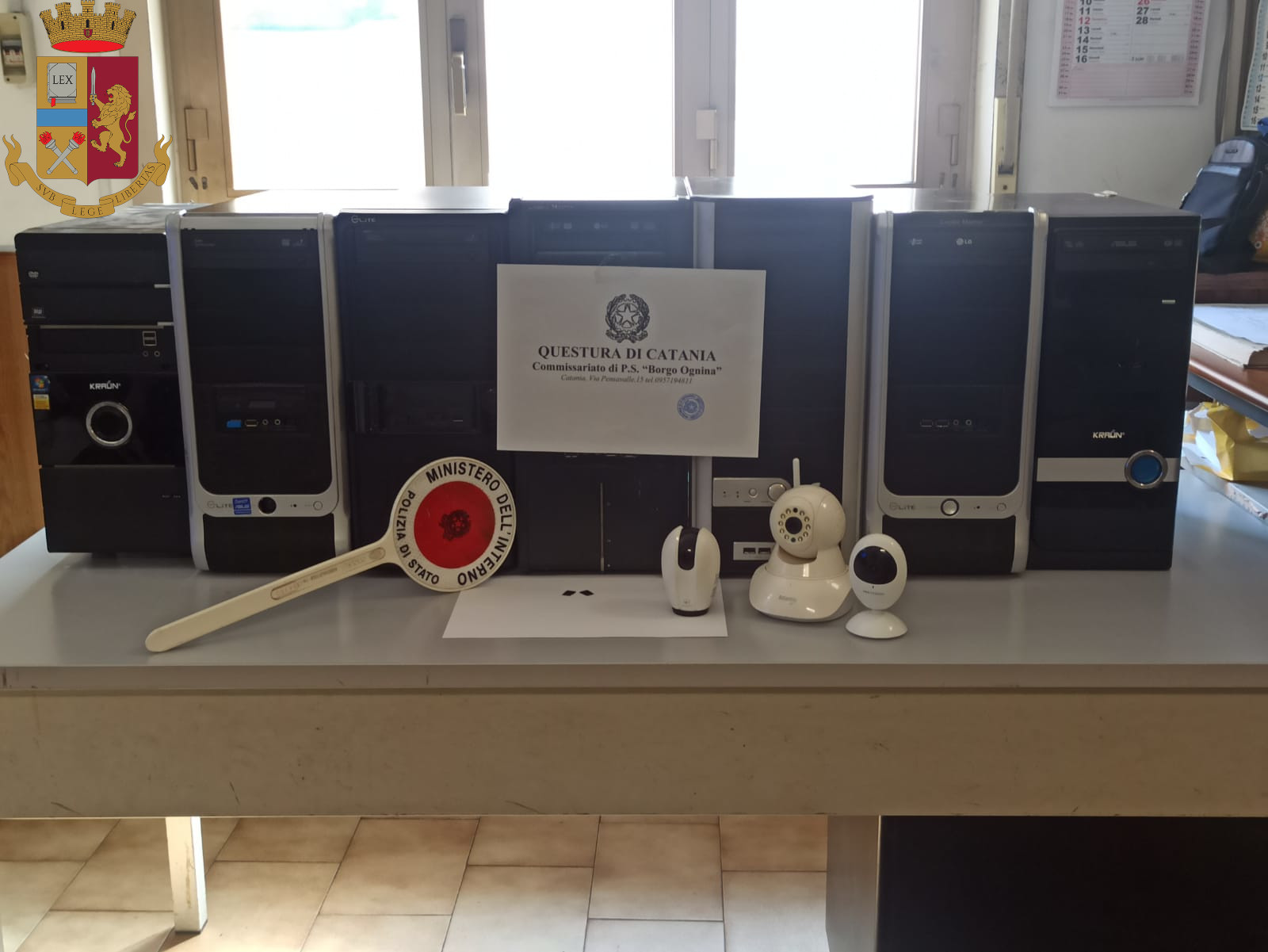 Furto in negozio di informatica a Catania, 30enne porta via pc e webcam