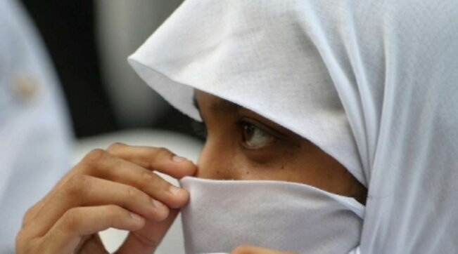 16enne egiziana posta video su TikTok senza velo e viene picchiata: denunciato il padre