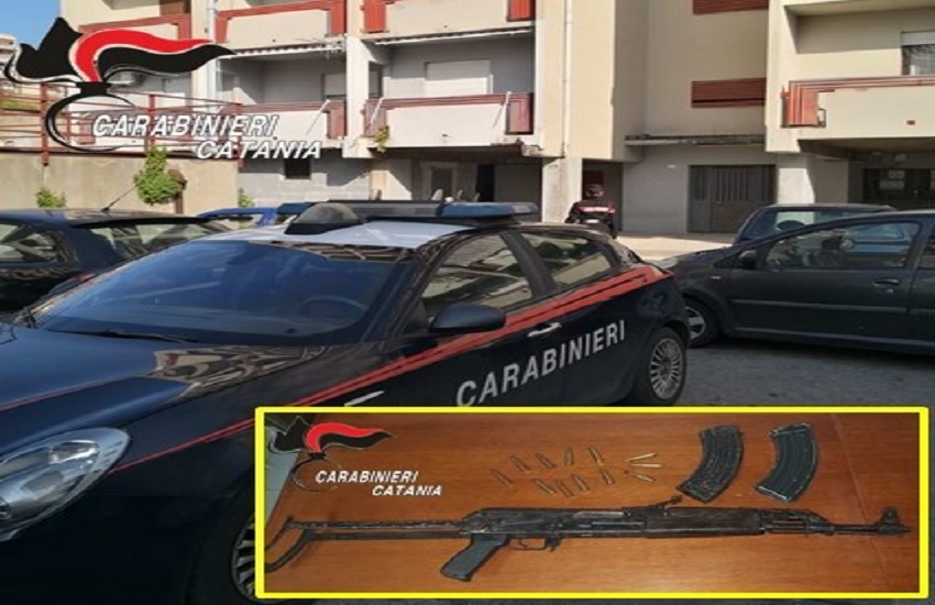 Catania, spacciatore con Kalashnikov in casa: arrestato