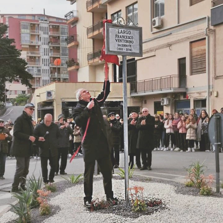 “Il suo messaggio è ancora vivo”, intitolato uno slargo a don “Ciccio” Ventorino FOTO “Il suo messaggio è ancora vivo”, intitolato uno slargo a don “Ciccio” Ventorino FOTO