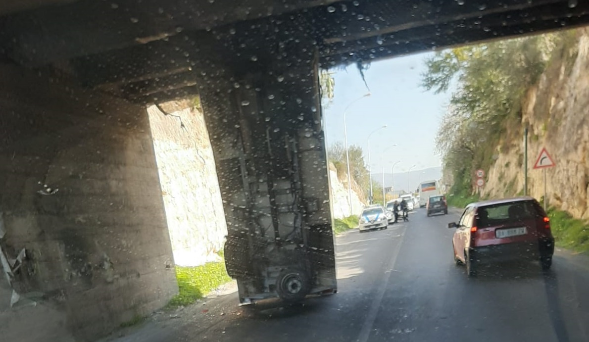 Incredibile incidente sulla Statale 115, camion “si impenna” e finisce contro ponte – VIDEO
