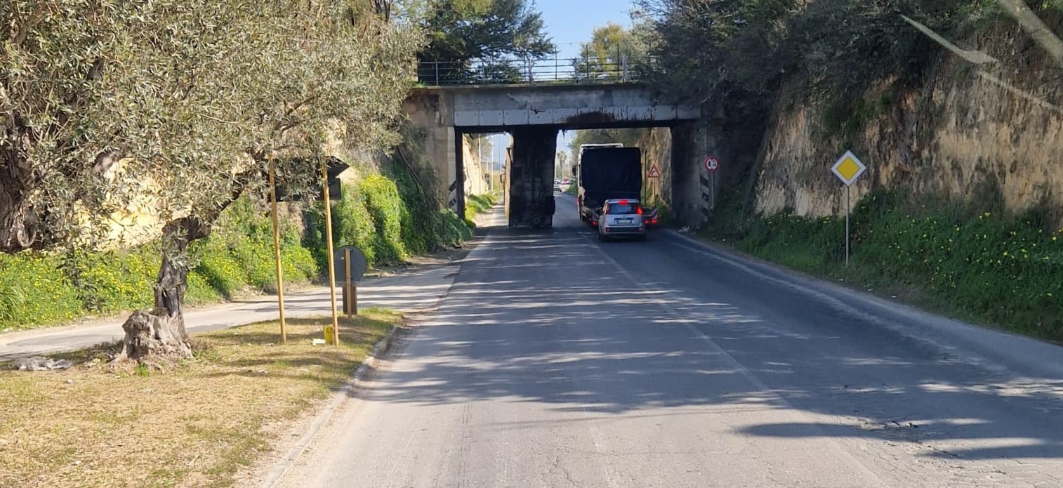 Incredibile incidente sulla Statale 115, camion “si impenna” e finisce contro ponte – VIDEO