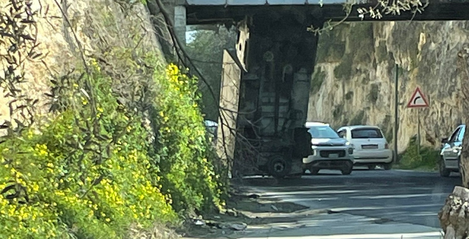 Incredibile incidente sulla Statale 115, camion “si impenna” e finisce contro ponte – VIDEO