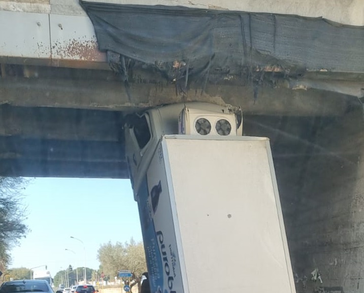 Incredibile incidente sulla Statale 115, camion “si impenna” e finisce contro ponte – VIDEO