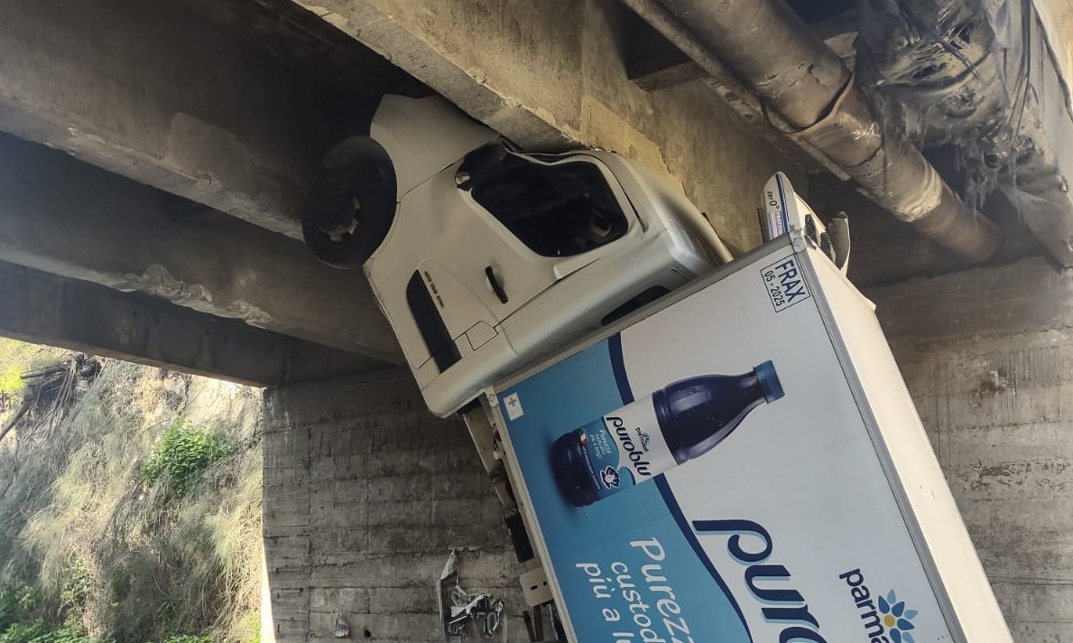 Incredibile incidente sulla Statale 115, camion “si impenna” e finisce contro ponte – VIDEO